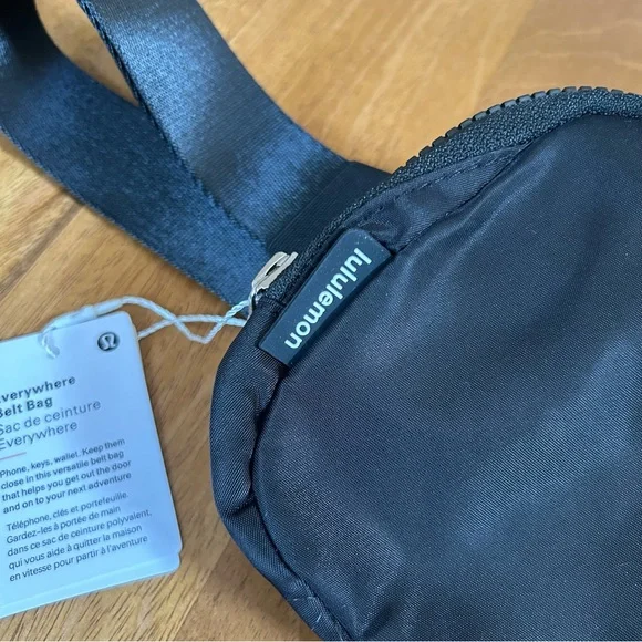 Lululemon Everywhere Belt Bag 1L in Black - Picture 4 of 9